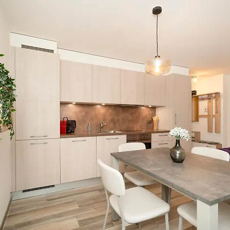 Lotus דירה אוברונאז